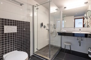 Comfort Double Room | Bathroom | Shower, free toiletries, hair dryer, towels - Trip Inn Hotel Esplanade (Düsseldorf)