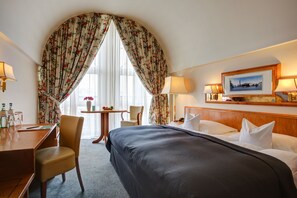 Ropa de cama de alta calidad y caja de seguridad en la habitación 