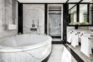 Suite Executive | Bathroom | Free toiletries, hair dryer, bathrobes, slippers