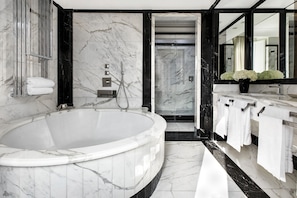 Suite Executive | Bathroom | Free toiletries, hair dryer, bathrobes, slippers