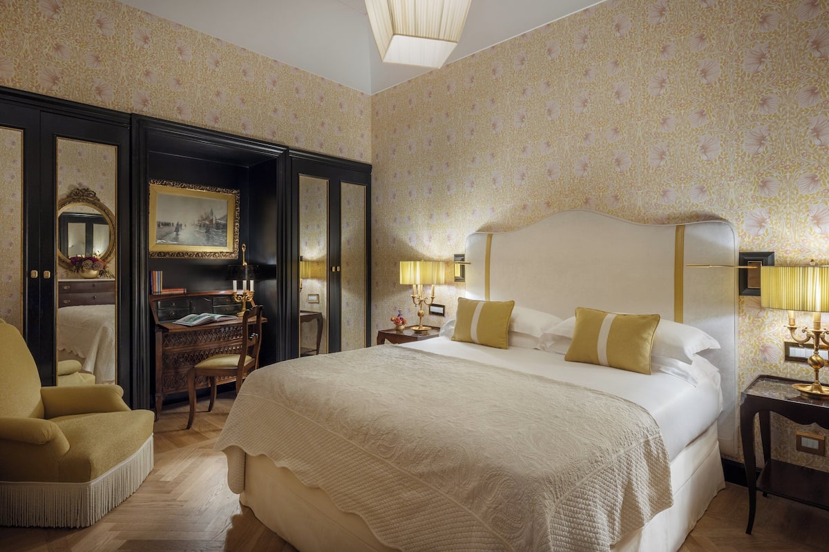 Superior Double Room | 1 bedroom, premium bedding, minibar, in-room safe