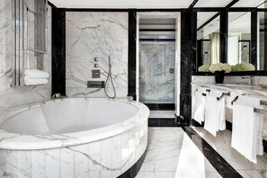 Suite Executive | Literie de qualité supérieure, minibar, coffres-forts dans les chambres