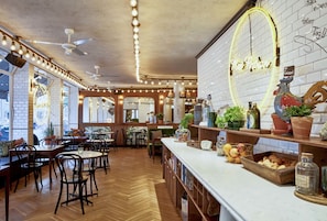 Daily buffet breakfast for a fee - Max Brown Hotel Midtown, part of Sircle Collection (Düsseldorf)
