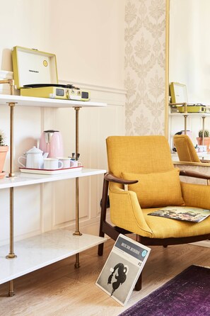 行政双人房 (Large) | 客房内保险箱、办公桌、  笔记本电脑工作区、熨斗/熨板