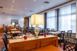 Tägliches Frühstücksbuffet (11 EUR pro Person)