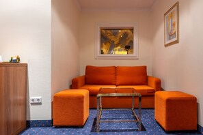 Habitación estándar con 2 camas individuales | Sala de estar | Televisión de pantalla plana 