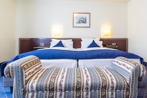Standard Twin Room | Hypo-allergenic bedding, minibar, in-room safe, desk - TRIP INN Hotel Uebachs (Düsseldorf)
