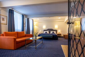 Habitación estándar con 2 camas individuales | Ropa de cama hipoalergénica y minibar 