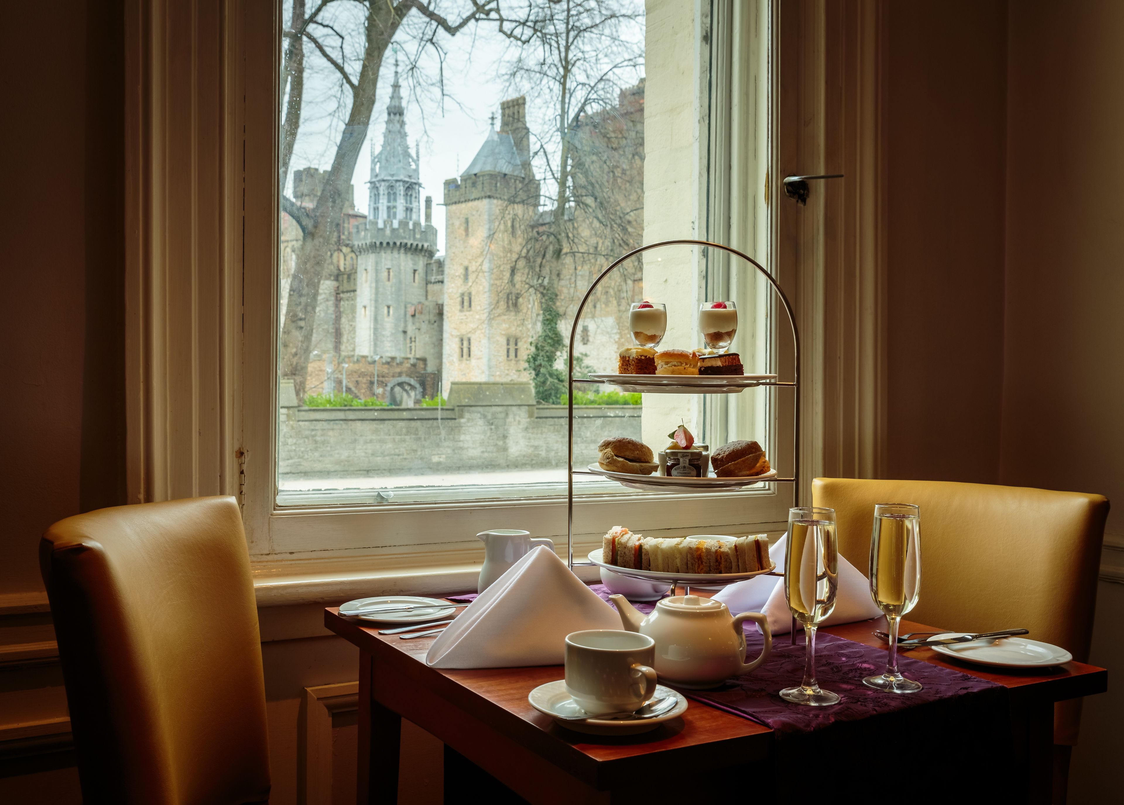Petit déjeuner et dîner servis sur place