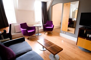 Deluxe-Zweibettzimmer | Wohnzimmer | Fernseher