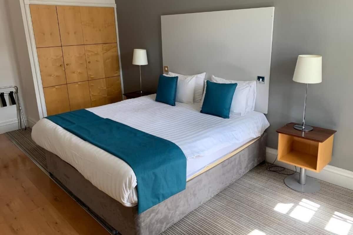 Family Room | Desk, iron/ironing board, travel crib, free WiFi