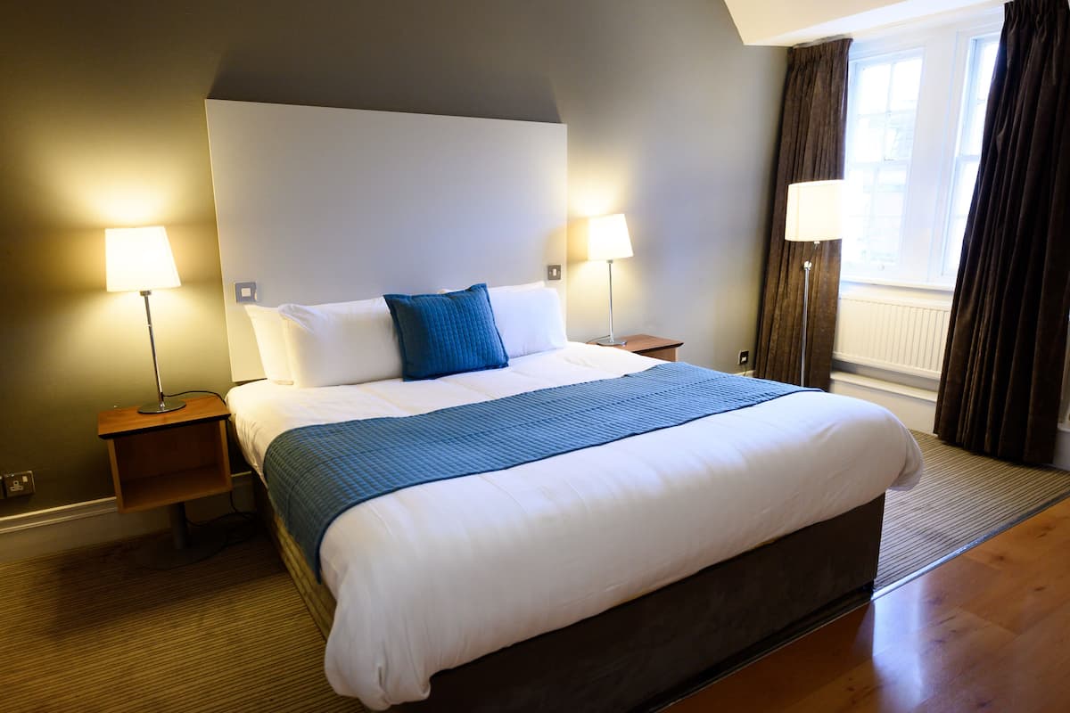 Deluxe Suite, 1 Double Bed | Desk, iron/ironing board, travel crib, free WiFi