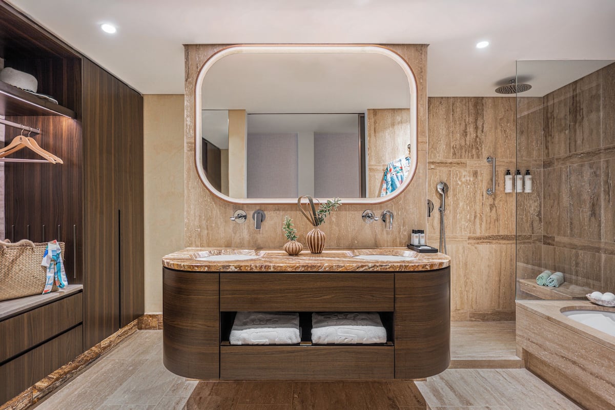 Room, Garden Area | Minibar, in-room safe, desk, blackout drapes