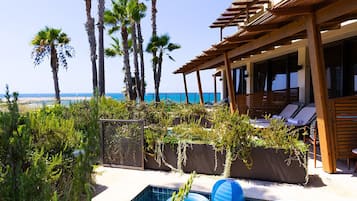 Garden Room with Outdoor tub | Minibar, in-room safe, desk, blackout drapes