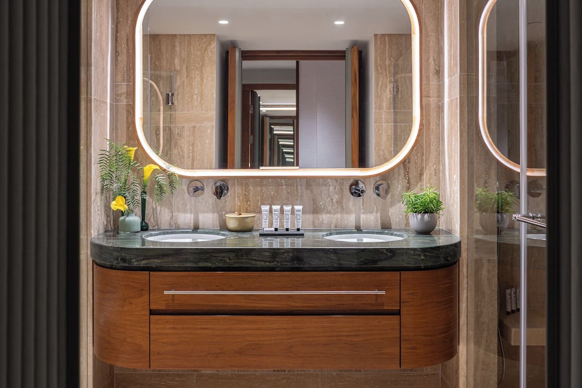 Chalet, Balcony | Minibar, in-room safe, desk, blackout drapes