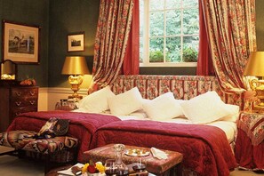 غرفة (State ) | ملاءات إيطالية من طراز فريتي وأغطية فراش متميزة وألحفة محشوة بالريش