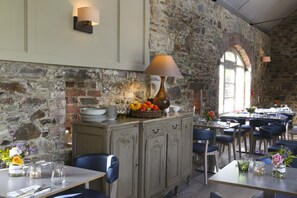 2 restaurants; breakfast, lunch, and dinner served