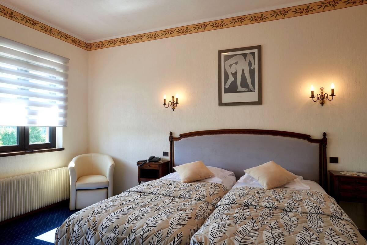 Comfort Twin Room | Select Comfort beds, in-room safe, soundproofing, free WiFi