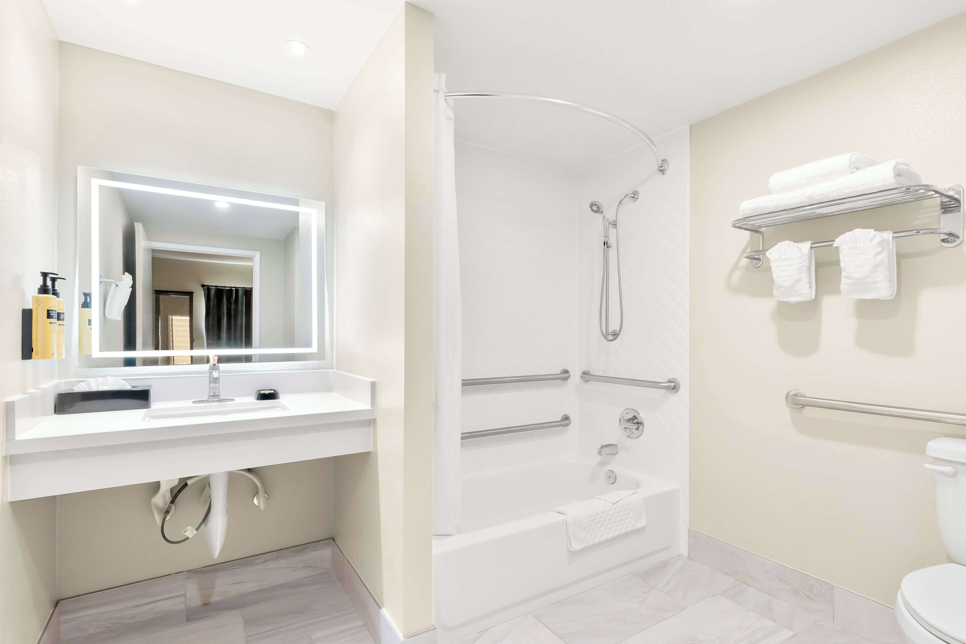 combined shower/bathtub, deep-soaking bathtub, free toiletries