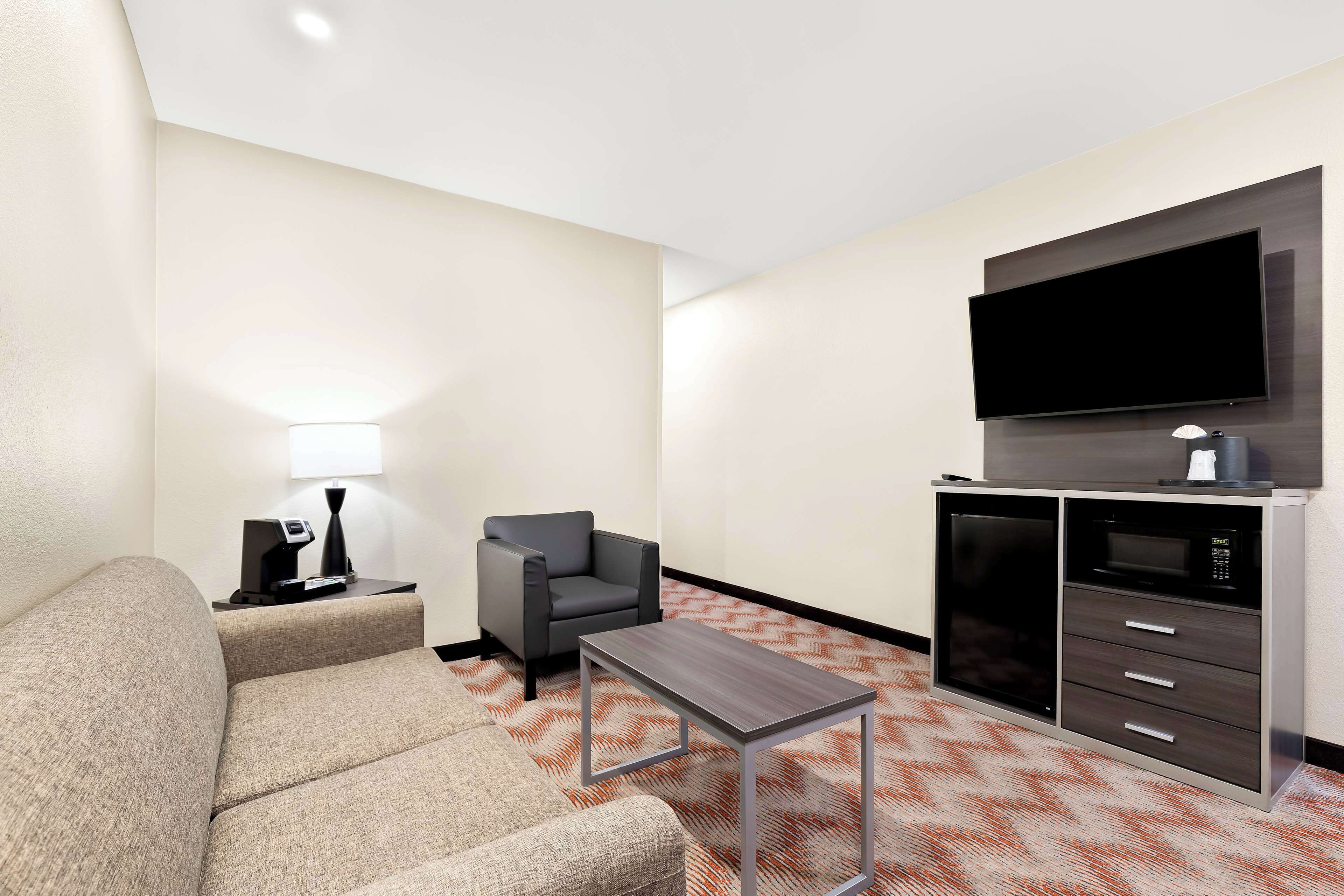 1 bedroom, premium bedding, in-room safe, desk