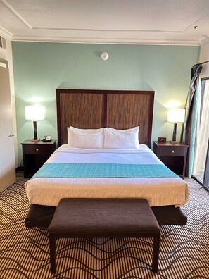 Sviitti, 1 suuri parisänky, poreamme, kulmassa | 1 makuuhuone, ylelliset vuodevaatteet, tallelokero huoneessa, työpöytä