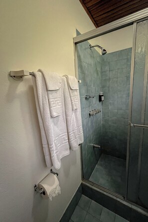 Standard-Doppelzimmer, Gartenblick | Zimmersafe, Schreibtisch, Babybetten, kostenlose Zustellbetten