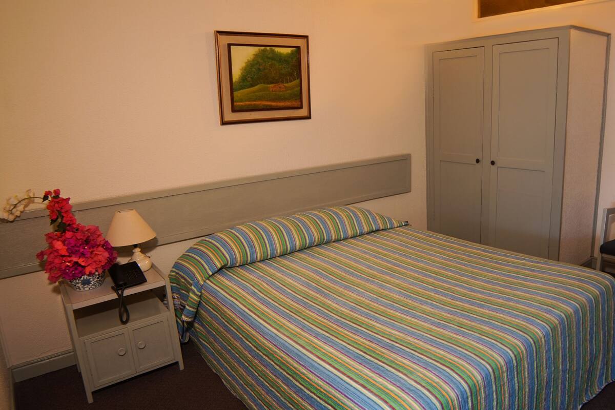 Down comforters, in-room safe, desk, blackout drapes