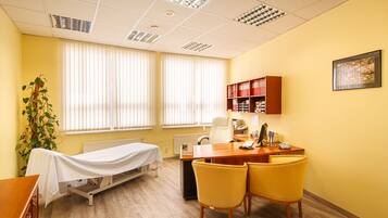 Sauna, hot tub, steam room, body treatments, hydrotherapy, aromatherapy