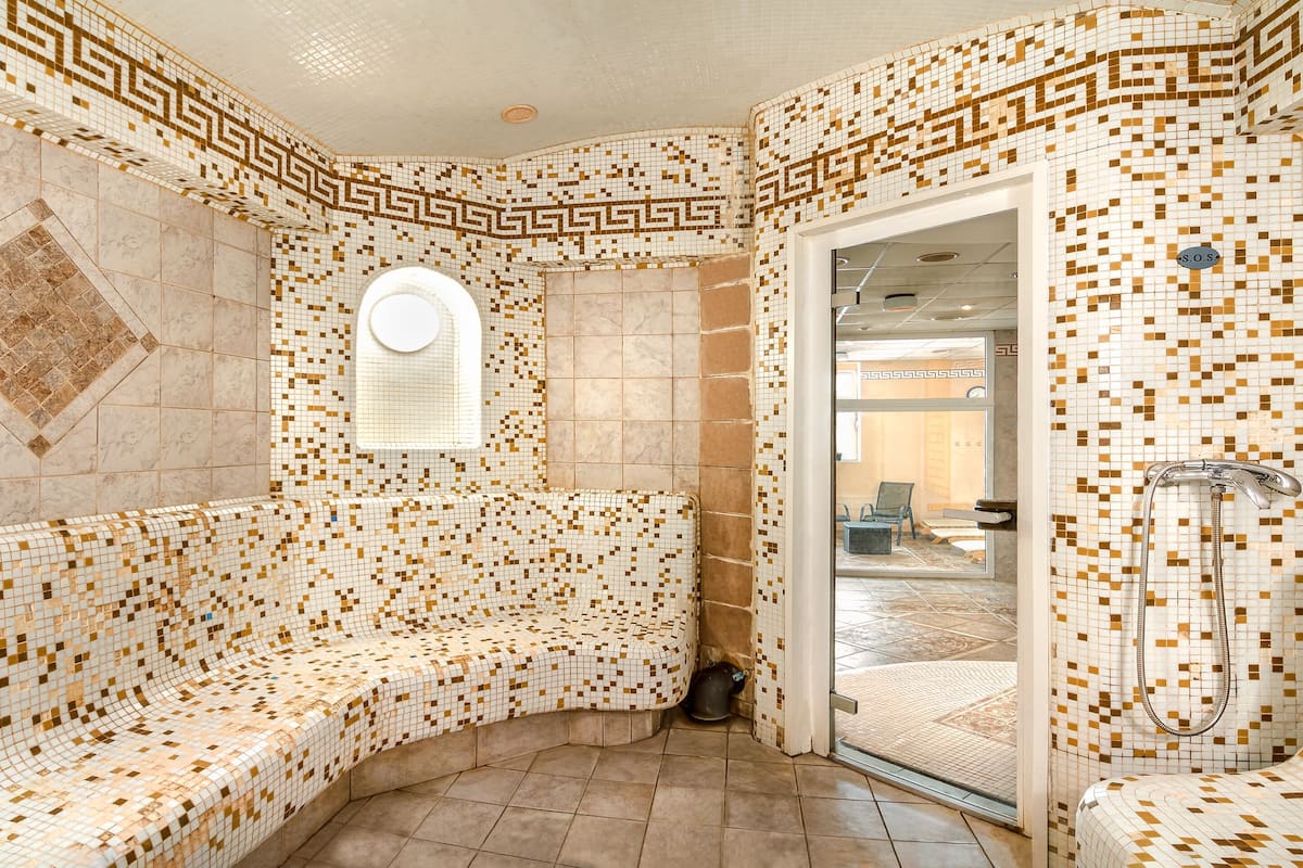 sauna, hot tub, steam room, body treatments, hydrotherapy, aromatherapy