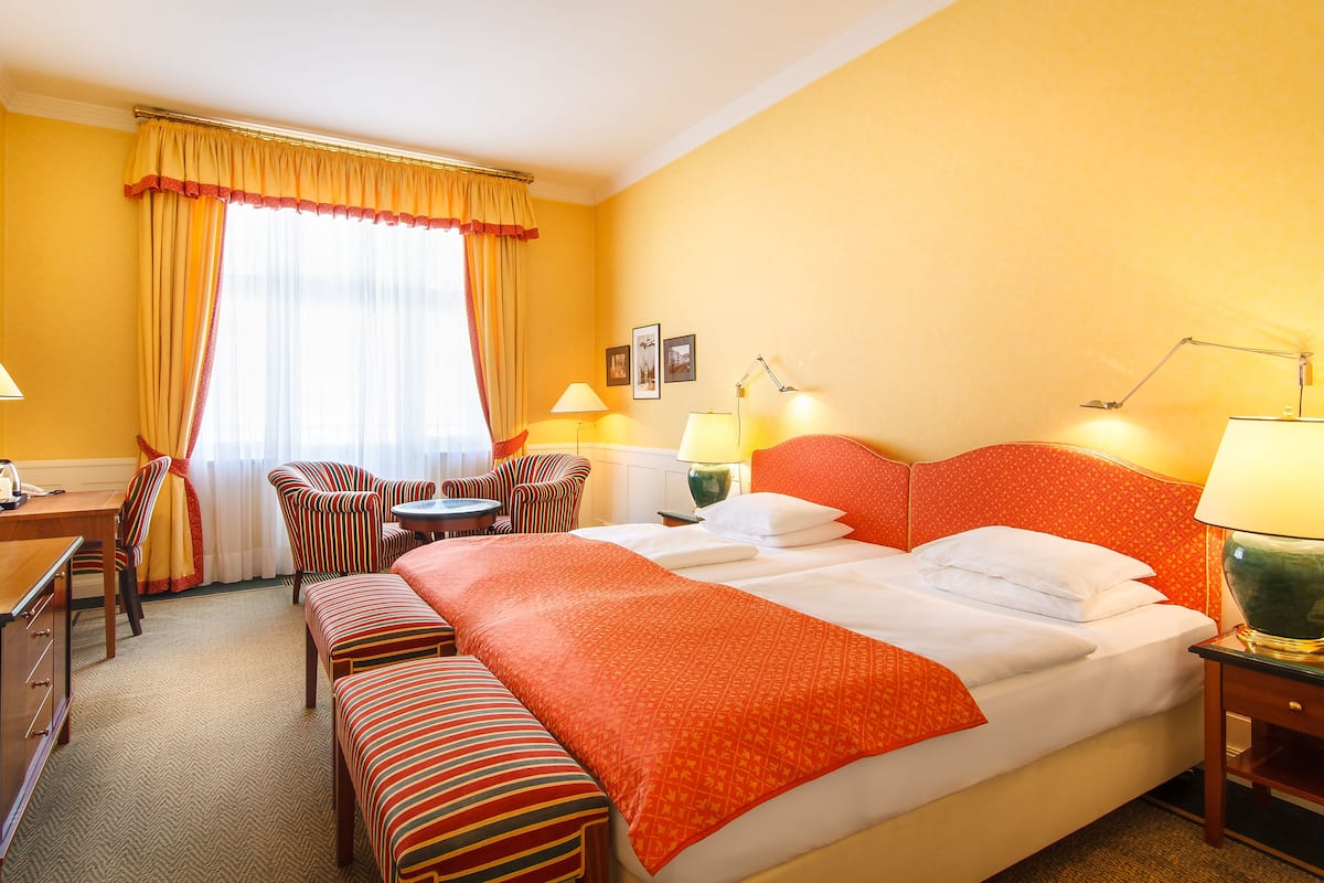 Deluxe Double or Twin Room with Balcony | Minibar, una cassaforte in camera, una scrivania, tende oscuranti