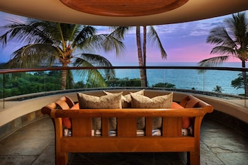 Hotel entrance and lobby at The Westin Hapuna Beach Resort