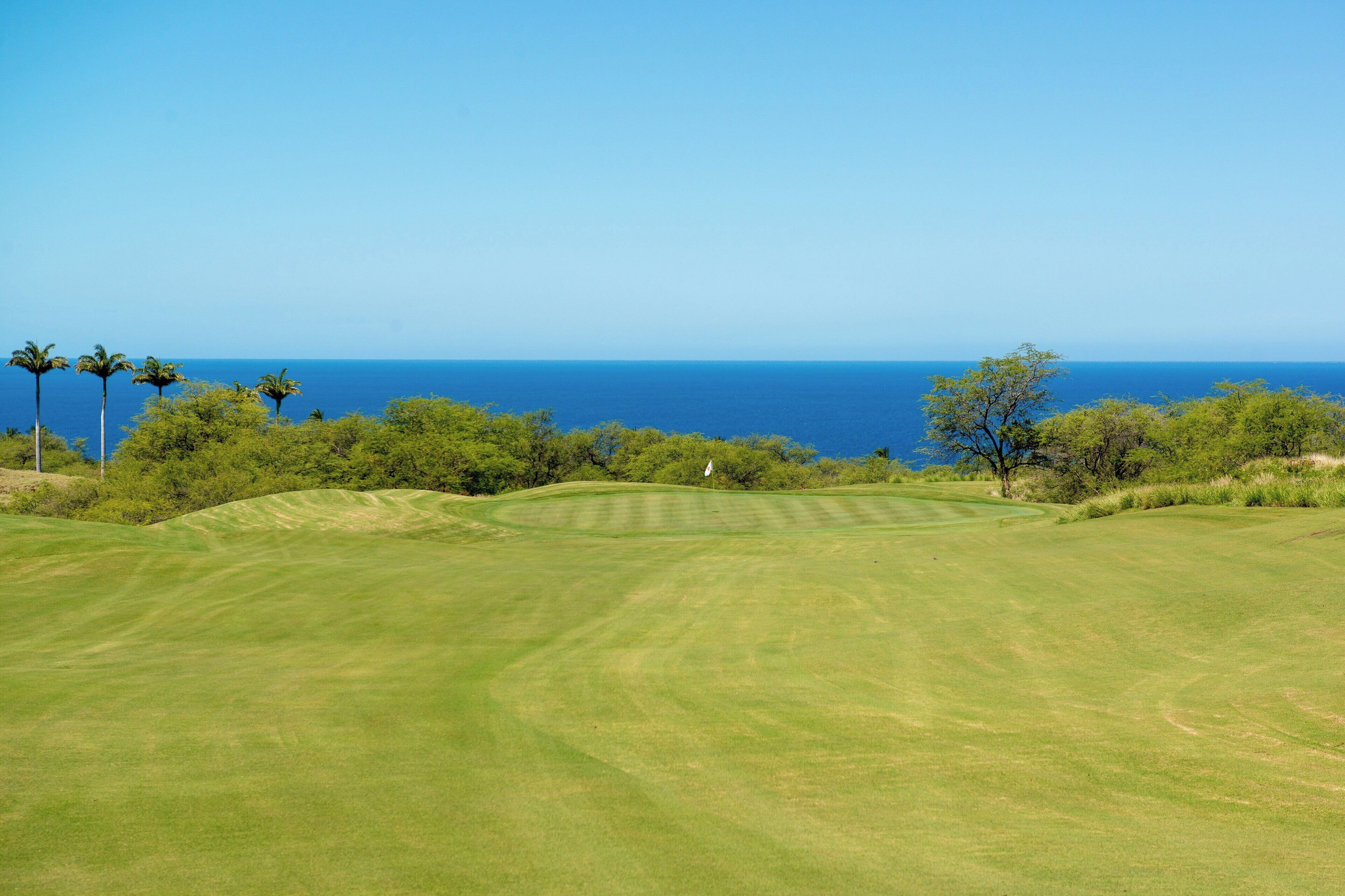 Een golfbaan met uitzicht op de oceaan.
