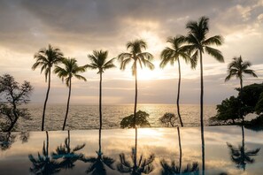 Outdoor pool, open 8 AM to 5 PM, pool umbrellas, pool loungers - Mauna Kea Beach Hotel, Autograph Collection (Kamuela)