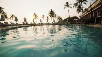 Kolam renang outdoor, dengan payung kolam renang dan kursi berjemur