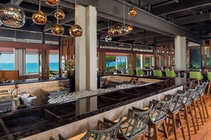 5 restaurants, servant le déjeuner et le dîner; cuisine américaine
