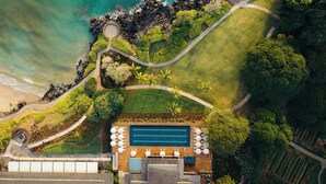 2 つの屋外プール、営業時間 8:00 ～ 17:00、プール パラソル、サンラウンジャー