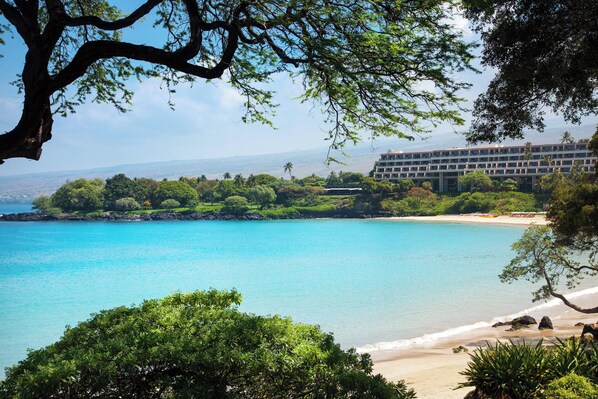 A coastal hotel with a beach view, lush greenery, and a clear blue sea. - Mauna Kea Beach Hotel, Autograph Collection (Kamuela)