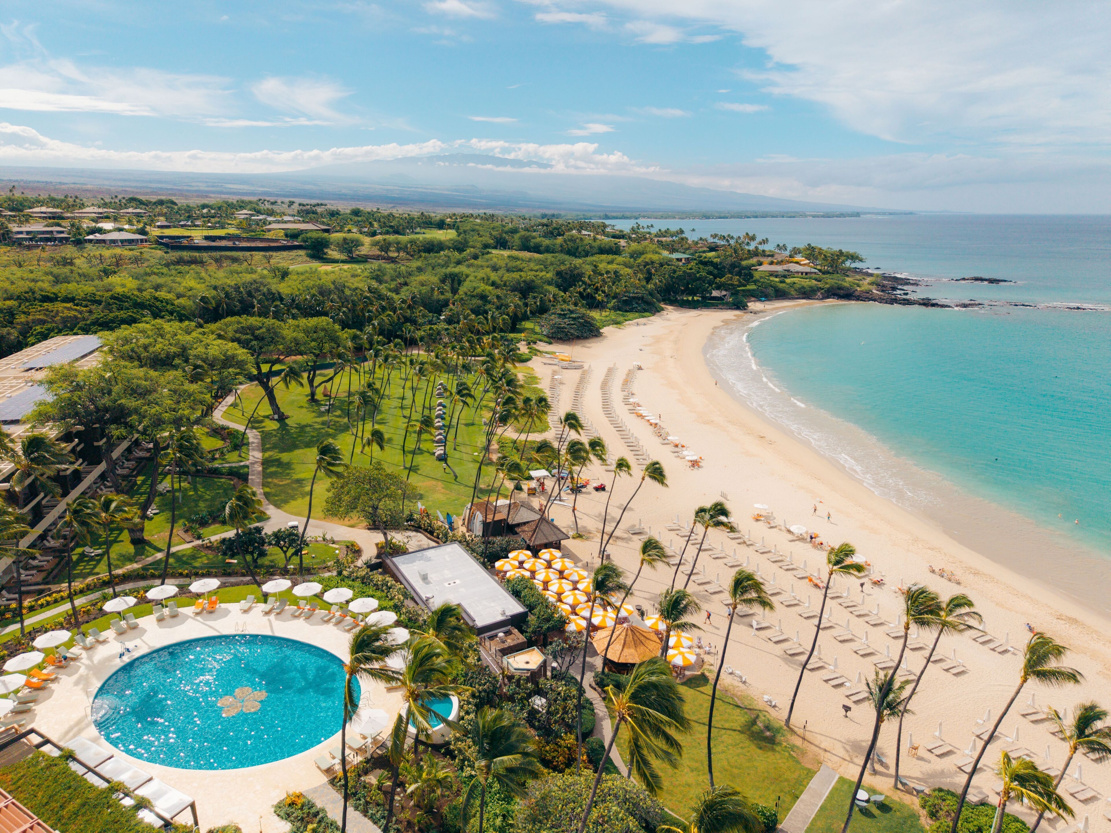 Utomhuspool, öppet 08.00 till 17.00, parasoller och solstolar