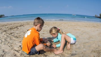在海滩、沙滩椅、海滩遮阳伞、沙滩毛巾