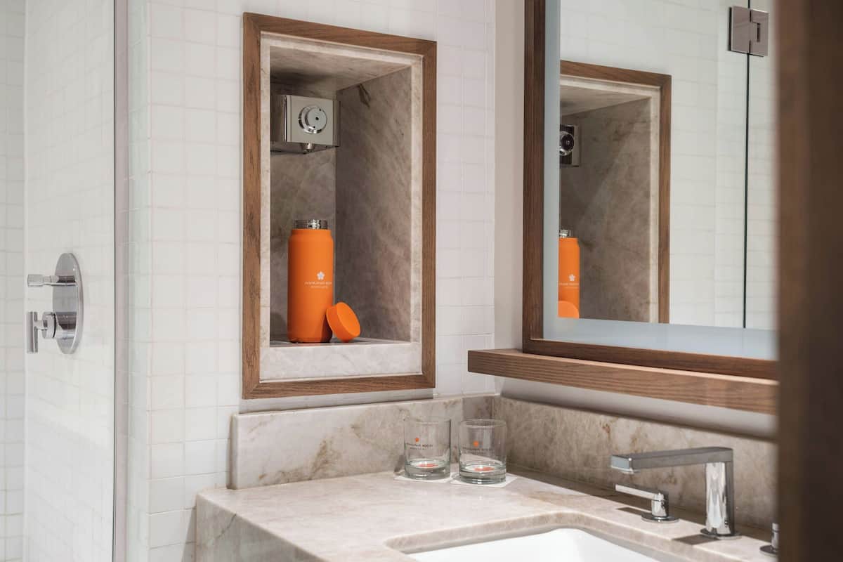 Hochwertige Bettwaren, Zimmersafe, Schreibtisch, BĂŒgeleisen/BĂŒgelbrett