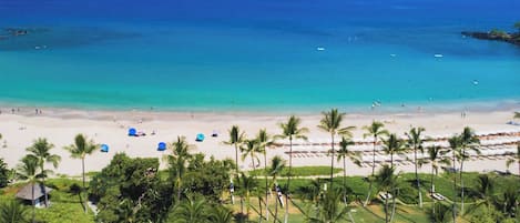 Plage, chaises longues, parasols, serviettes de plage
