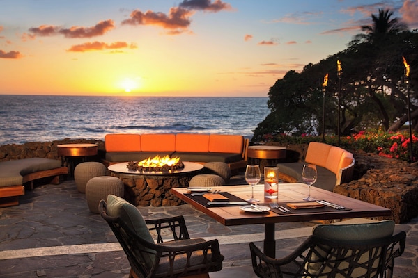 5 restaurants; breakfast, lunch, and dinner served