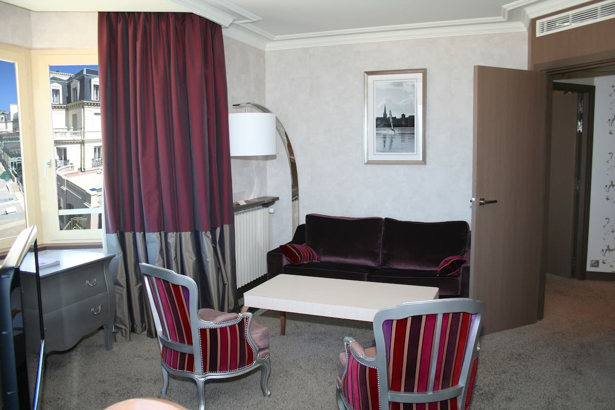 suite - sea view | premium bedding, minibar, in-room safe, desk