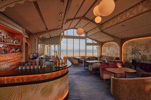 Bar (on property) - Grand Hôtel des Thermes (Saint-Malo)