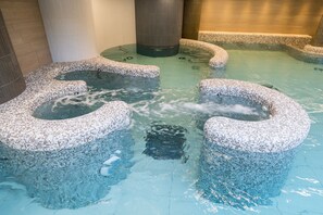 Couples treatment room(s), sauna, Turkish bath/hammam, body treatments
