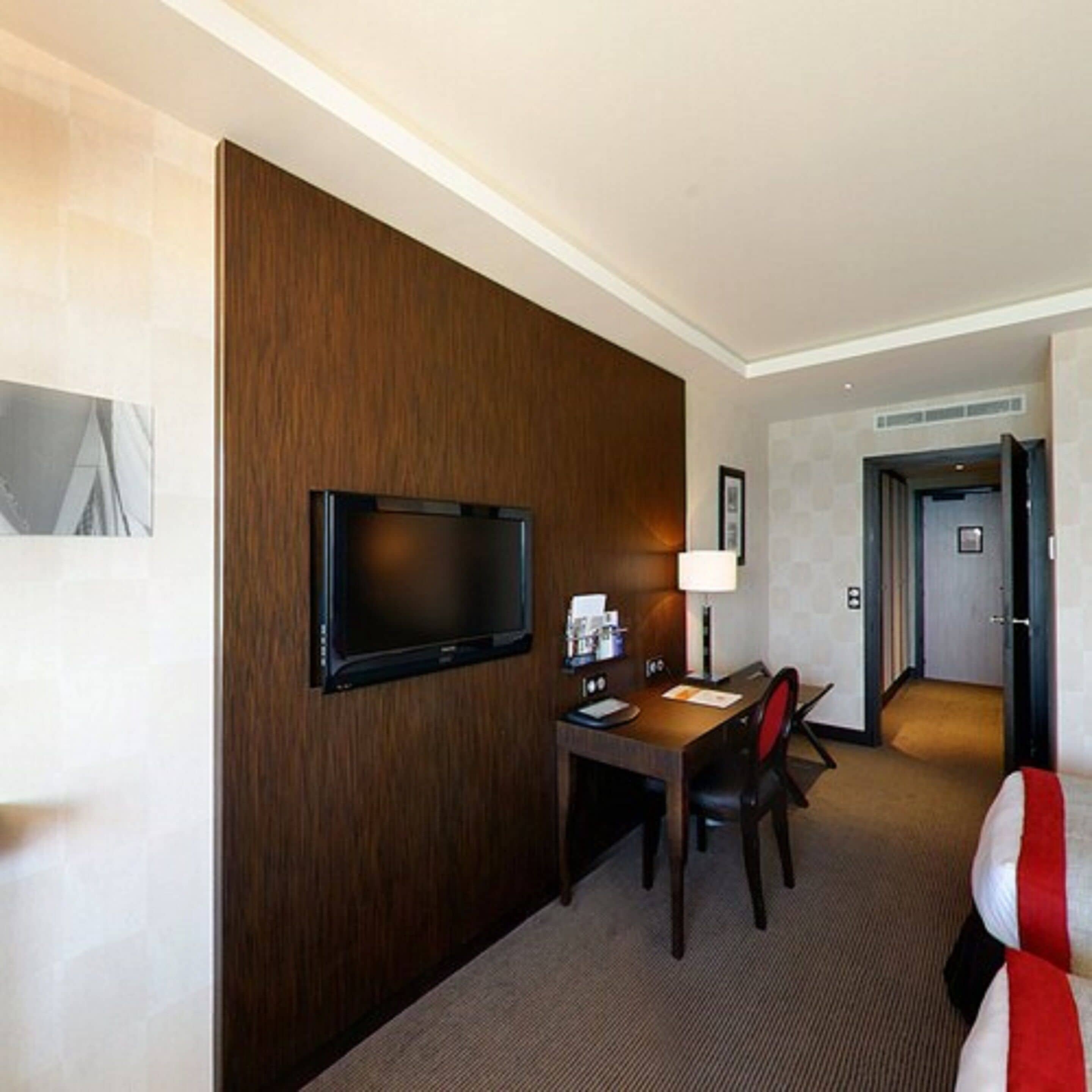 superior escale double room, city view | room amenity
