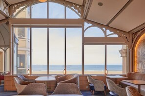 Bar (on property) - Grand Hôtel des Thermes (Saint-Malo)