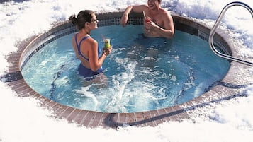 En swimmingpool omgiven av snö.