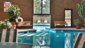 Una piscina techada, una piscina al aire libre de temporada