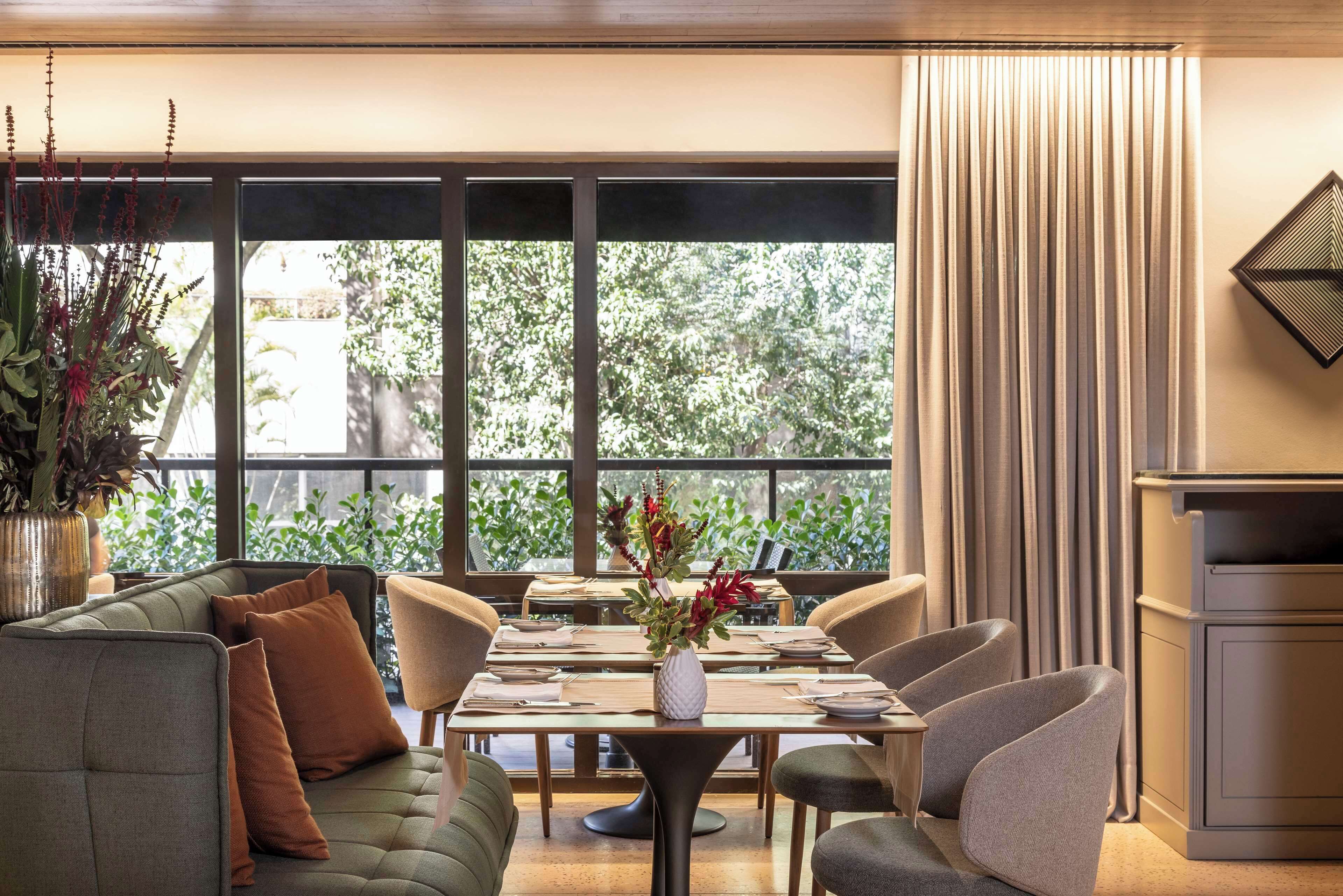 供应早餐、午餐和晚餐，本地与国际菜